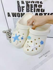 一套9个带有海星贝壳树脂装饰的沙滩包挂饰。套装包含耐用塑料制成的登山扣和装饰扣，包装精美。非常适合为您的沙滩包、钱包、手提包和沙滩配饰增添一抹海滩风情。 - 彩色 - 查看 9