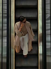 一件式时尚缎面女式连衣裙。这款优雅的连衣裙，也有长款罩袍款式，非常适合日常穿着和特殊场合。 - 卡其色 - 查看 3