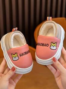 Un paio di scarpe invernali nuove per bambini con tacchi antiscivolo e suole morbide e impermeabili per neonati