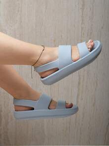 Sandalia tipo mule para mujer perfecta para actividades cotidianas como caminar por casa, realizar tareas domésticas, salir al jardín o dar paseos cortos. También es ideal para usar en entornos húmedos como la playa, la piscina o incluso en trabajos donde se requiere estar de pie durante largos periodos. - Azul - Ver 3