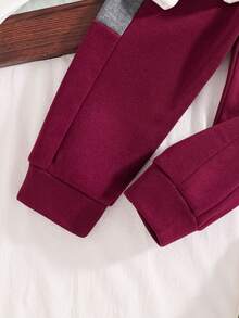 Conjunto de sudadera de cuello redondo abrigada y pantalones con patrón de letras para niños pequeños - Burdeos - Ver 4