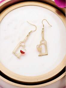 一对时尚个性化镂空酒杯和酒瓶设计简约风格派对耳环