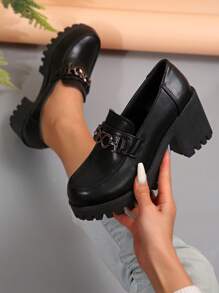 女式坡跟厚底一脚蹬乐福鞋，金属链条装饰，休闲学院风，纯色圆头粗跟高跟鞋