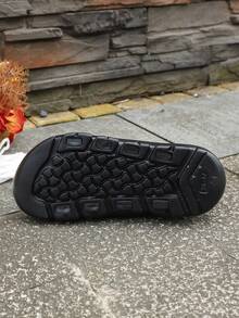 Sandalias de mujer de estampado de leopardo negro y blanco de estilo elegante para verano, chanclas casuales para uso en la playa, al aire libre, interior y baño, con diseño de correa ajustable y suela blanda de tacón plano - Negro - Ver 3