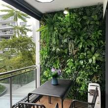 1片人造绿色植物墙板 | 40x60厘米 | 塑料材质 | 无需电源或电池 | DIY家居花园装饰 | 适用于户外露台、婚礼、圣诞节、感恩节、情人节、母亲节和毕业典礼装饰 | 易于使用，植物逼真 - 綠色 - 查看 9