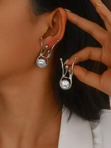 1 Pair Fashionable Geometric Asymmetrical Pearl Stud Earrings For Women