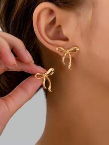一对日常时尚前卫的轻盈奢华精致百搭优雅高端精致小巧的蝴蝶结形女士耳环，完美作为送给女朋友或女儿的浪漫优雅礼物，适合日常休闲穿着、派对和特殊场合 - 蝴蝶結耳釘 - 查看 1