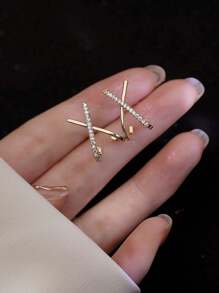 1 paire de boucles d'oreilles pour femmes aux formes de croix minimalistes micro-incrusté de zircone, accessoire de bijoux de mode, convient pour les fêtes et les tenues de soirée
