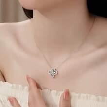 1 pieza Collar de trébol de cuatro hojas de plata de ley Collar de cadena de clavícula de lujo ligero con circonita adecuado para la ropa diaria de las mujeres