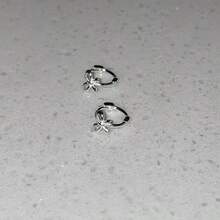 1 Cặp bông tai nơ bằng hợp kim đồng vàng 14K thời trang dành cho nữ, thích hợp để đeo hàng ngày, nhỏ nhắn và dễ thương (Tay nghề thủ công được cải tiến, vui lòng thắt nhẹ nhàng, chất liệu hợp kim đồng mềm và có thể dễ bị biến dạng) - Bạc - Xem 6