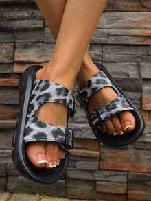 Sandalias de mujer de estampado de leopardo negro y blanco de estilo elegante para verano, chanclas casuales para uso en la playa, al aire libre, interior y baño, con diseño de correa ajustable y suela blanda de tacón plano - Negro - Ver 7