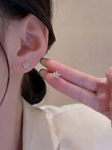 1 par de pendientes minimalistas de flor de cerezo de circonita para mujer, pendientes pequeños de flor brillante de circonita incrustada en cobre, de moda y versátiles