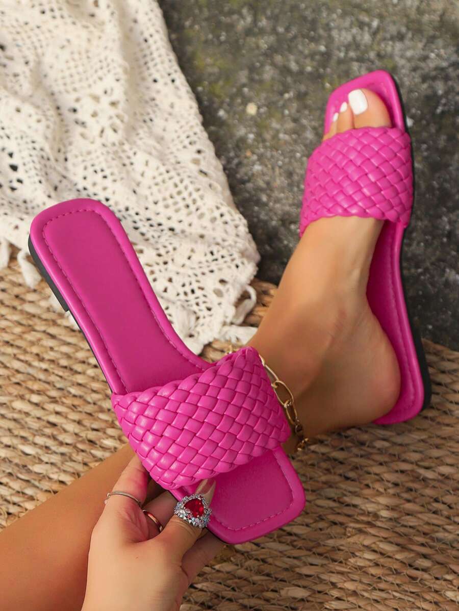 Sandales rétro tressées pour femmes, nouvelles tongs plates à orteils carrés polyvalentes pour l'été
