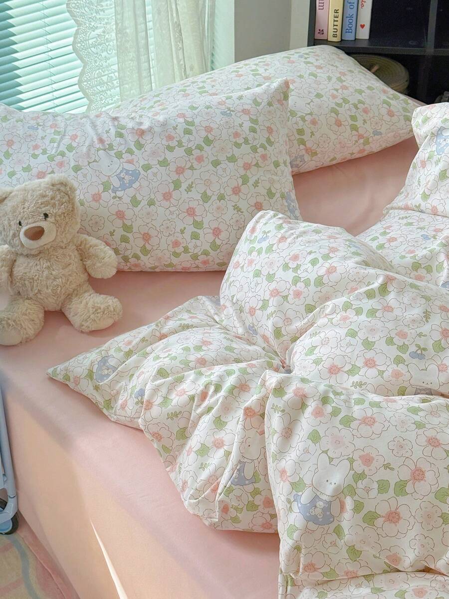 1套碎花兔子床上用品套装，4件套，温暖少女风，涤纶纤维柔软亲肤，适合女性卧室和宿舍装饰，四季皆宜（1个被套+1个床单+2个枕套），不含填充物，枕套图案随机裁剪