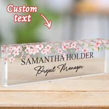 1 件定制亚克力铭牌 - 添加您的姓名和头衔以及花卉图案 - 非常适合办公桌、前台或工作区装饰 - 展示专业精神和身份的时尚方式 - 晋升、同事或教师的绝佳礼物。