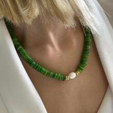 Boho Natürliche Kristallspitzen Anhänger Stein Muschelschale Natürliche grüne Muschelperle Anhänger Halskette für Frauen klassische Mode Halskette Damenschmuck