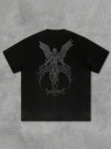 加大码印花 T 恤。堕落天使图案和哥特式字母标语印花 T 恤，采用数码印花技术。大型图形设计不影响面料柔软度和透气性。舒适的夏季街头穿着。圆领、时尚、百搭、Y2K 风格、街头风格图形印花、加大码 T 恤、时尚夏季上衣。