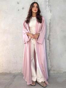 1 chiếc đầm kiểu satin dành cho nữ. Chiếc đầm thanh lịch này cũng có phiên bản dài kiểu Abaya, phù hợp cho cả mặc hàng ngày và những dịp đặc biệt. Thích hợp cho lễ Eid mùa xuân. - Màu Hồng baby - Xem 2