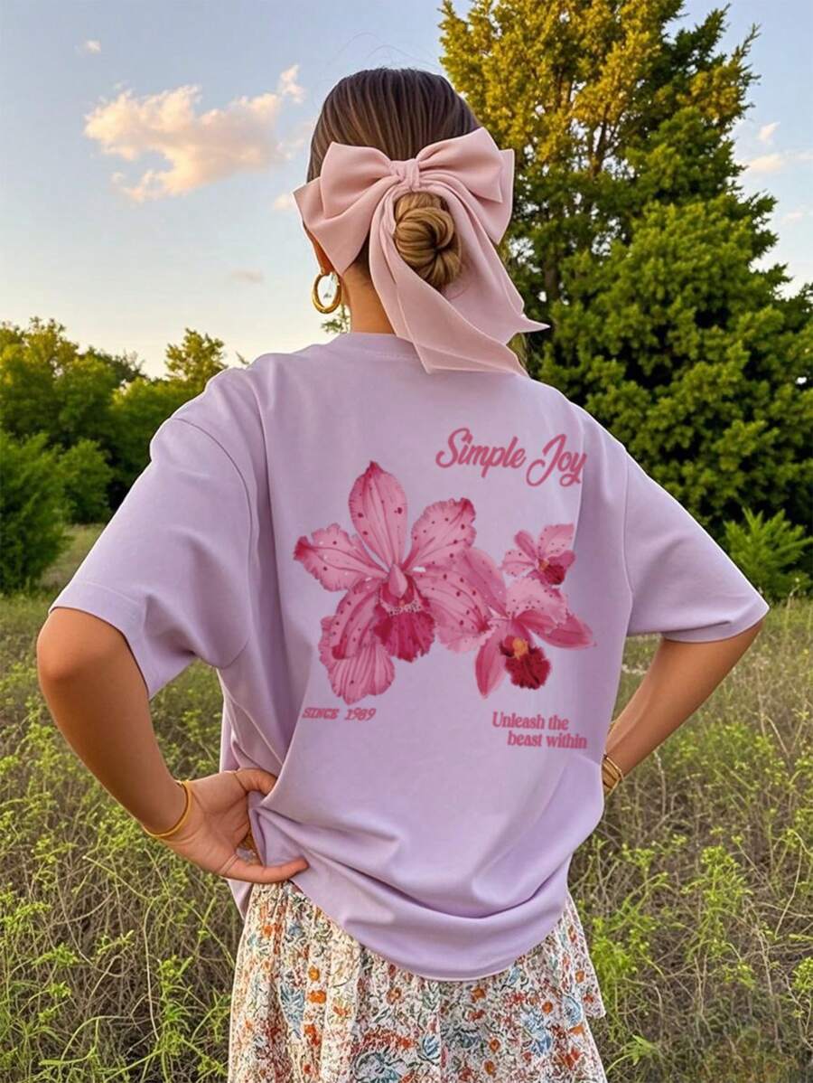 这款色彩缤纷的字母花卉印花圆领T恤，时尚百搭，是女士的理想之选。这款印花T恤有白色和粉色两种颜色可选，适合度假穿着。