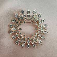 1 pieza Broche de corona de flores con rhinestones, decoración hueca redonda, accesorio lindo para chaqueta/bufanda, para uso diario