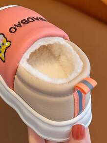 Un paio di scarpe invernali nuove per bambini con tacchi antiscivolo e suole morbide e impermeabili per neonati