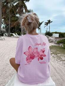 这款色彩缤纷的字母花卉印花圆领T恤，时尚百搭，是女士的理想之选。这款印花T恤有白色和粉色两种颜色可选，适合度假穿着。