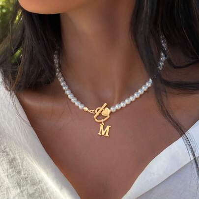 1 pièce Collier classique à la mode avec pendentif initial en forme de cœur, fermoir avec perle synthétique et chaîne perlée pour femmes