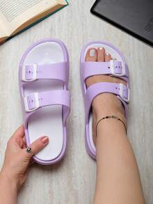Sandalia tipo mule para mujer perfecta para actividades cotidianas como caminar por casa, realizar tareas domésticas, salir al jardín o dar paseos cortos. También es ideal para usar en entornos húmedos como la playa, la piscina o incluso en trabajos donde se requiere estar de pie durante largos periodos. - Lila Púrpura - Ver 1