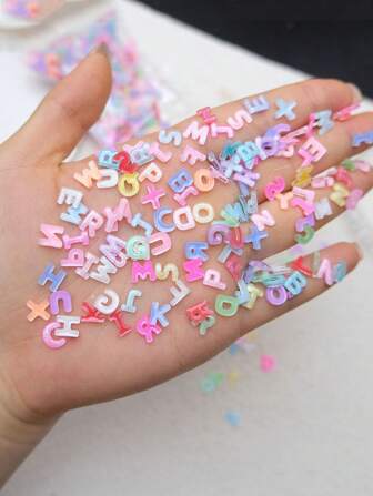 100 件迷你字母美甲饰品，26 个英文字母树脂美甲饰品，适用于 DIY 美甲、手机壳、发夹、生日礼物配饰美甲用品美甲饰品美甲宝石