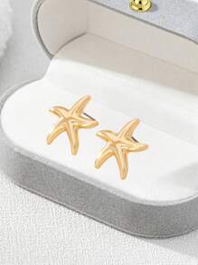 Ein Paar europäisch-amerikanische minimalistische metallisch glänzende fünfzackige Seestern-Ohrringe - Damen Sommer Urlaubsstil Accessoires für Strandausflüge, Urlaube, Geburtstagsfeiern und ozeaninspirierte Überraschungsgeschenke für Freunde