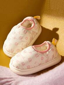 Un par de zapatillas nuevas, lindas y a la moda para el invierno para niños, zapatos de bebé de algodón esponjoso que son antideslizantes y cálidos para interiores