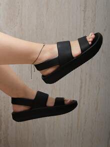 Sandalia tipo mule para mujer perfecta para actividades cotidianas como caminar por casa, realizar tareas domésticas, salir al jardín o dar paseos cortos. También es ideal para usar en entornos húmedos como la playa, la piscina o incluso en trabajos donde se requiere estar de pie durante largos periodos. - Negro - Ver 3