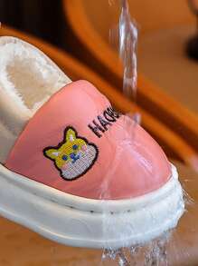 Un paio di scarpe invernali nuove per bambini con tacchi antiscivolo e suole morbide e impermeabili per neonati