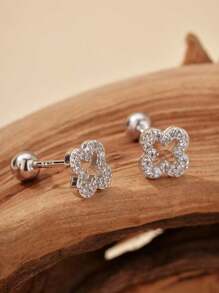 Un par de nuevos pendientes de trébol de cuatro hojas mini calados para mujeres con un diseño exclusivo que es simple, elegante, de moda y lujoso. Son versátiles y de alta gama. Estos pendientes son adecuados para reuniones, reuniones de clase, fiestas ligeras, compras, vida doméstica, ceremonias y otros accesorios