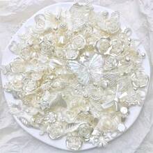 50g Cuentas grandes mixtas de 0.6-2.6cm de color beige perlado, cuentas redondas de flor y mariposa de acrílico que se pueden usar como cadenas de teléfonos móviles, collares, anillos, accesorios DIY y regalos