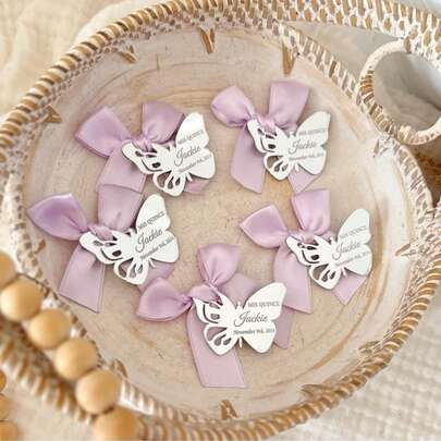 Etichette in acrilico personalizzate a forma di farfalla, tag per bomboniere per feste di 16 anni, tag per regali di cerimonie di passaggio all'età adulta, tag per bomboniere a tema farfalla, cartellini con nome, tag per battesimi, multifunzionali, durevoli, decorativi, riutilizzabili, raffinati, di stile, di alta qualità, colorati, moderni, personalizzati, unici, regali ideali per lei, il fidanzato, il papà, la fidanzata, la mamma, la famiglia, gli amici, la sala da tè, la casa, il giardino, l'ufficio, per anniversari, per San Valentino, per la Festa della Mamma, per compleanni, per la Festa del Papà, per lauree, per matrimoni, per inaugurazioni di casa, per sempre amore