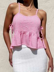 Top Corto De Tirantes Para Mujer – Diseño Estilo Cuadros Con Volantes y Lazos Laterales – Escote Cuadrado y Corte Ajustado En El Pecho – Ideal Para Primavera y Verano – Tela Ligera y Fresca Que Brinda Comodidad Todo El Día – Disponible En Color Lila y Rosa – Perfecto Para Looks Románticos y Femeninos Con Faldas o Shorts - Rosa - Ver 1