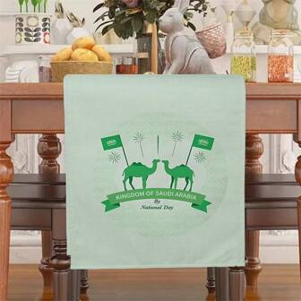 Ett stycke bordslöpare med tryckt saudiarabisk karta, tillverkad av enkelt och elegant polyesterhantverk, med grönt som huvudfärg, tryckt med kamelfärgade och saudiarabiska flaggmönster på duken, lämplig för inomhus-/utomhusmålningar, camping, picknick, högtidssammankomster och heminredning, lämplig för saudiarabiska nationalfiranden. Saudiarabiens nationaldag Saudiarabien Saudiarabien