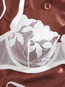 大码女式蕾丝刺绣性感内衣套装，钢圈全罩杯文胸和内裤，狂野不羁 - 白色 - 查看 5