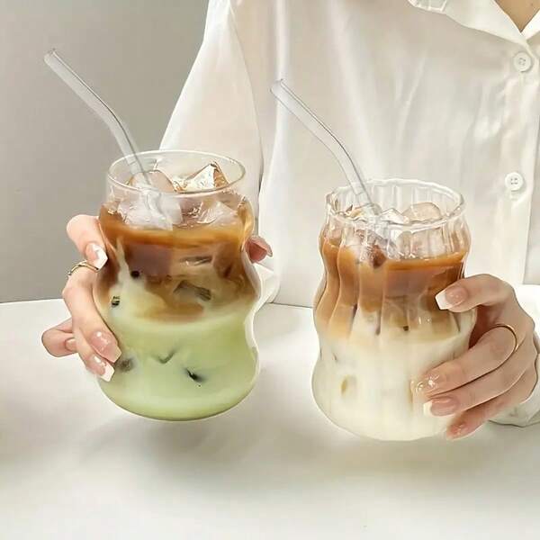 6 xícaras de vidro para café de 550 ml (sem canudos), adequadas para mulheres que desejam tomar chá com leite. Xícaras com design estético ondulado, xícaras com padrão ondulado, xícaras transparentes para café gelado, xícaras de vidro modernas e exclusivas, xícaras curtas, xícaras para bebidas geladas, xícaras de vidro criativas para cozinha, xícaras decorativas para água. Altamente adequadas para uso diário, para tomar café e chá, decoração de casa, ocasiões sociais, ideias para presentes, acessórios para fotografia, restaurantes ou cafés.