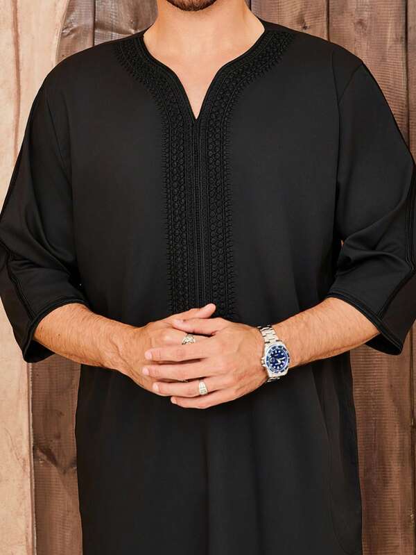 1 Stück schwarzer traditioneller muslimischer Männer-Kaftan im Gandoura-Stil mit Stickerei, marokkanisch, locker, Lässig, mit halben Ärmeln