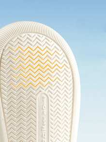 Un par de zapatillas nuevas, lindas y a la moda para el invierno para niños, zapatos de bebé de algodón esponjoso que son antideslizantes y cálidos para interiores