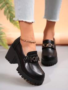 女式坡跟厚底一脚蹬乐福鞋，金属链条装饰，休闲学院风，纯色圆头粗跟高跟鞋