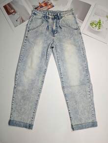 Elegante Herbstkleidung mit hochgekrempelten Ärmeln und Knöcheljeans, geeignet für Frauen, um leicht und modisch im Street-Style zu arbeiten