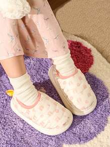 Un par de zapatillas nuevas, lindas y a la moda para el invierno para niños, zapatos de bebé de algodón esponjoso que son antideslizantes y cálidos para interiores