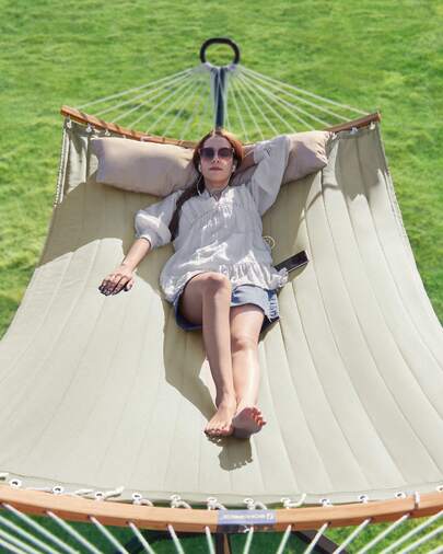 Hamac Double Rembourré, Hamac Matelassé, avec Barres Incurvées Démontable en Bambou, avec Oreiller, 200 x 140 cm, Capacité de Charge 225 kg, Crème et Beige