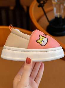 Un paio di scarpe invernali nuove per bambini con tacchi antiscivolo e suole morbide e impermeabili per neonati