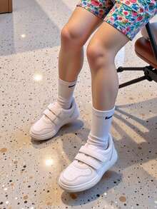 Zapatillas deportivas para niños con diseño de cierre adhesivo: diseño de media caña, fabricadas con materiales duraderos de PU y PVC, y forro interior de tela suave. Zapatillas de lona transpirables para niñas, aptas para niños y niñas, en colores lisos clásicos, ideales para tenis femenino, tenis infantil, colegio, deporte y uso diario. - Blanco - Ver 4