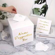 Zestaw pudełek na propozycje imion ze złotą folią, w tym karta ekspozycyjna i 30 kart do głosowania. Idealne na wesela, baby shower, urodziny, rocznice, imprezy z okazji ujawnienia płci dziecka. Wykonane z eleganckiego białego papieru