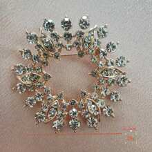 1 pieza Broche de corona de flores con rhinestones, decoración hueca redonda, accesorio lindo para chaqueta/bufanda, para uso diario